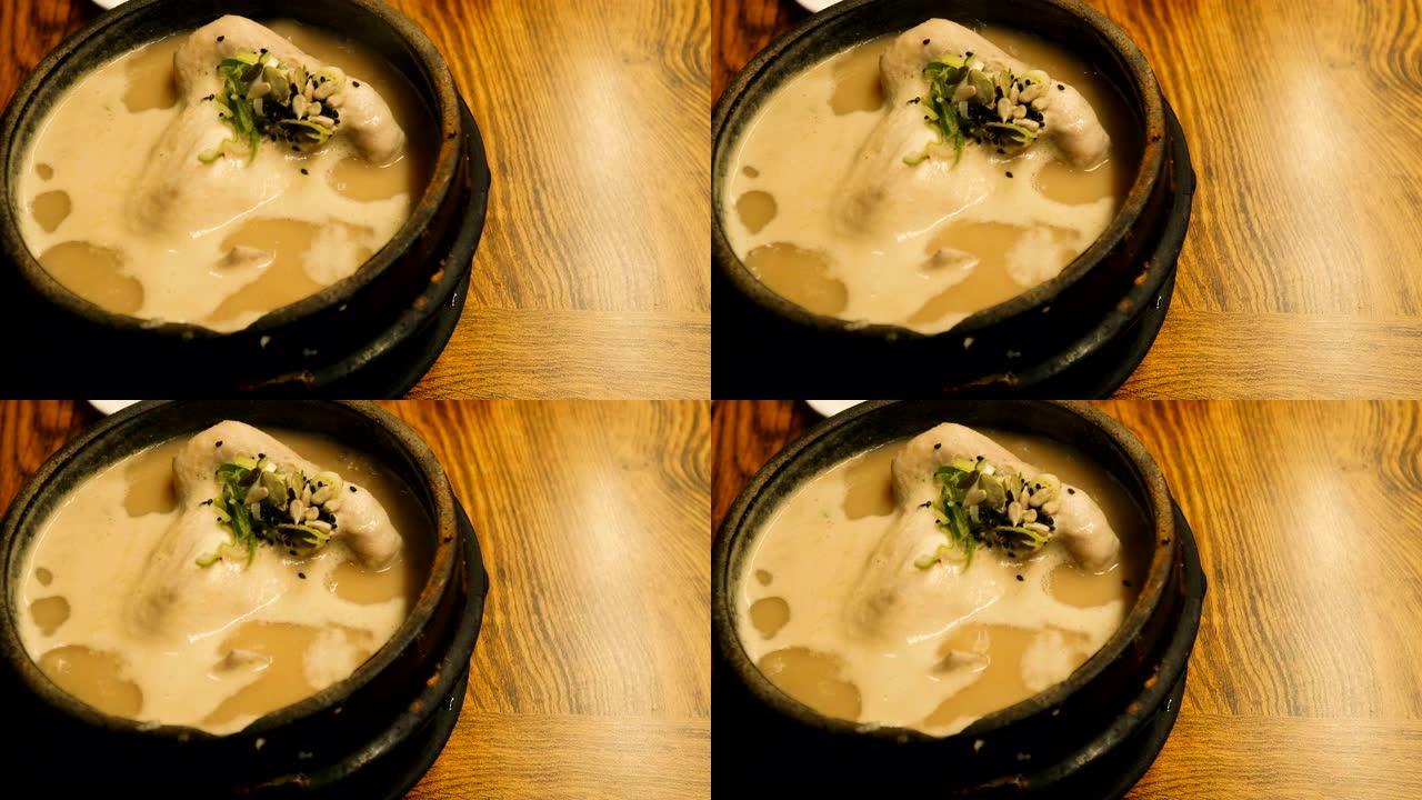 鸡汤。韩国菜Samgyetang