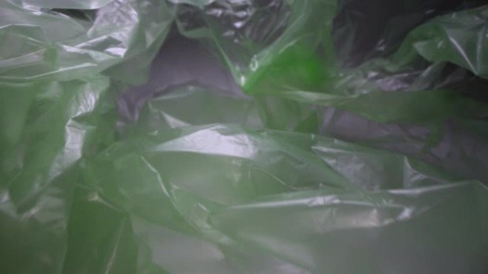 多莉拍摄通过一次性塑料袋背景。透明、可重复使用的塑料垃圾。塑料回收，环境问题