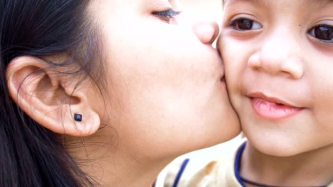 女孩亲吻脸颊上的小男孩