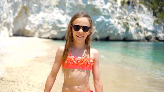 海滩上活跃的小女孩玩得很开心。