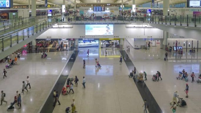 延时视频在香港国际机场到达大厅等候的人每年处理超过7000万名乘客。