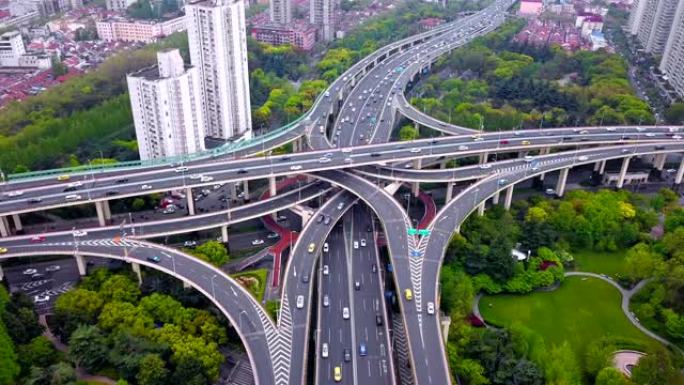 高速公路交叉口形状字母x十字的鸟瞰图。交通概念中的桥梁、道路或有树的街道。中国上海市城市建筑结构形状
