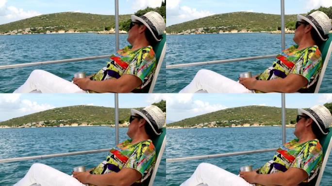 暑假在游艇上放松的女人