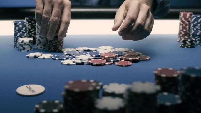成功的玩家将筹码堆积在扑克桌上