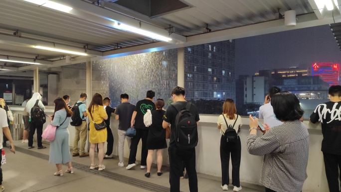 下班后地铁出口等待大雨停歇