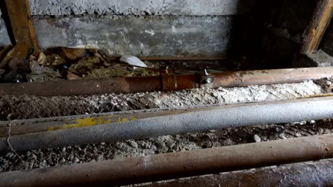 老房子地下室生锈的水管漏水