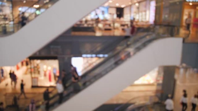 购物中心自动扶梯上的顾客注意力不集中
