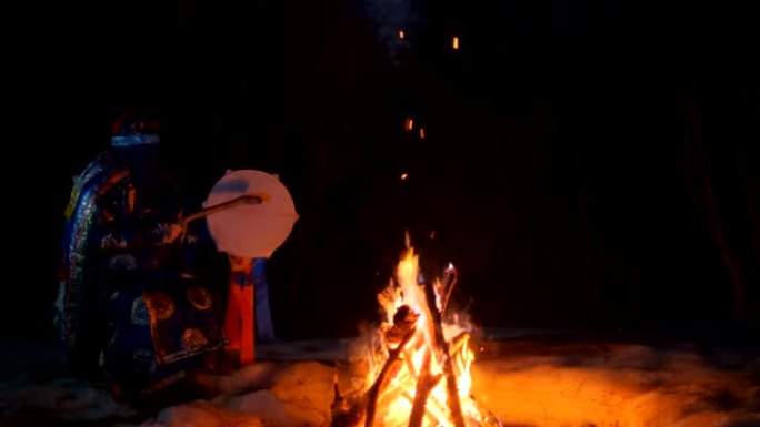 萨满打手鼓。围绕火的萨满教仪式。