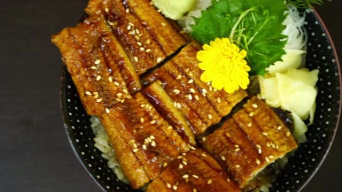 顶部饭碗 (donburi) 上的鳗鱼 (Unagi)