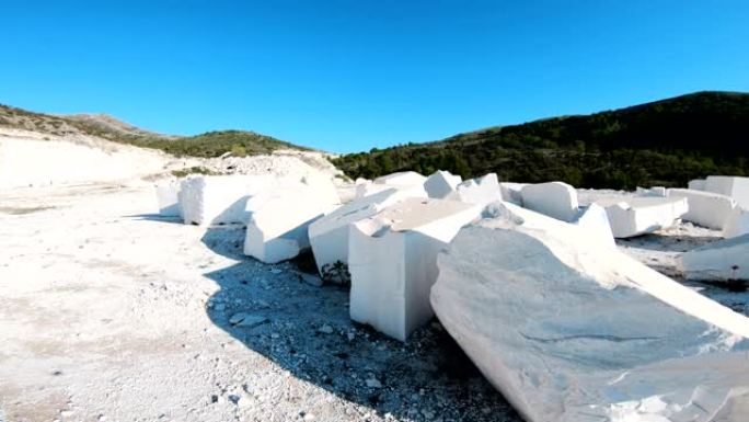 在工业大理石采石场用巨大的大理石砌块行走POV