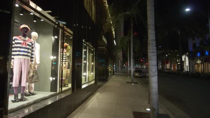 罗迪欧大道上商店的夜景