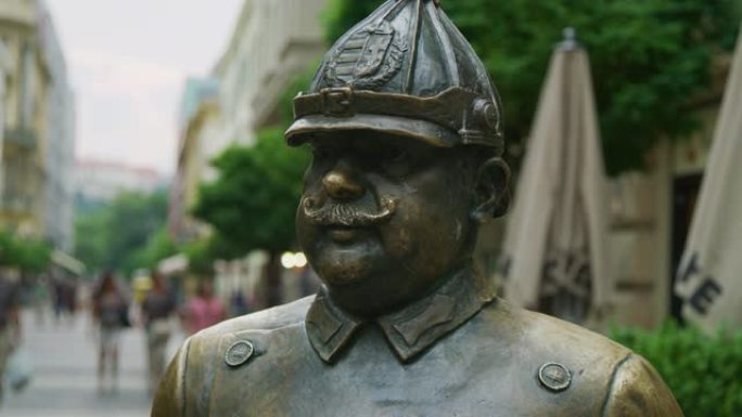 胖警察的雕像