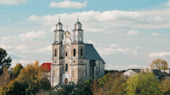 白俄罗斯维捷布斯克州日耳曼诺维基。晴天的上帝变身教堂
