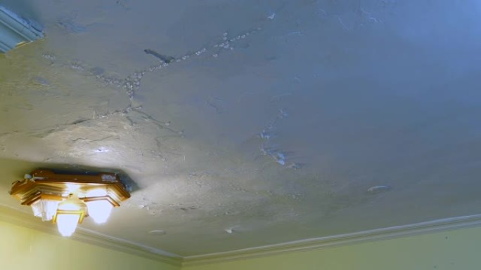 漏水的天花板与水损坏