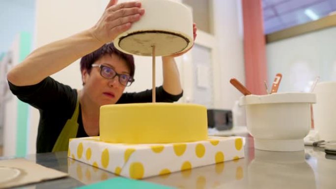 成年妇女制作蛋糕饼的特写