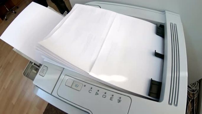 在办公室的激光打印机上打印文档