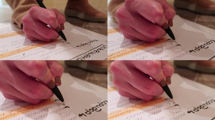 美丽的女性室内设计师在项目文档中做笔记，特写