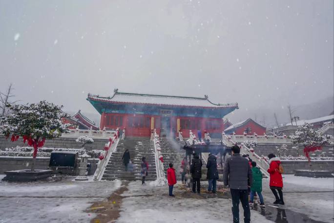 实拍雪天信徒寺庙上香朝拜