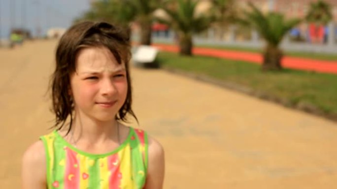 十几岁的女孩游泳后从海滩去海边。