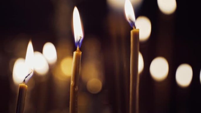 蜡烛在教堂里明亮地燃烧。
