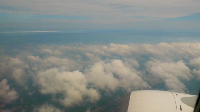 蓝天上方的Windows飞机上的云