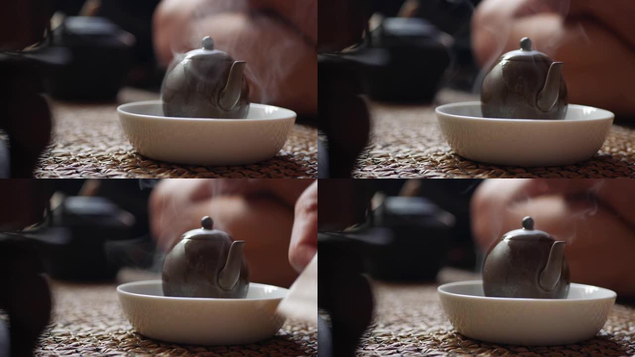 中国传统功夫或功夫茶道。开水倒入水壶中。茶师将水倒入绿茶茶壶中。中国传统文化的元素。特写。4k