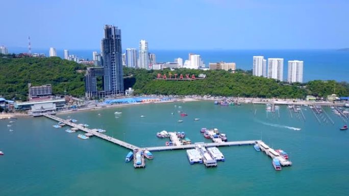 芭堤雅海、海滩和城市中的船只鸟瞰图，蓝天为旅行背景。泰国春武里。