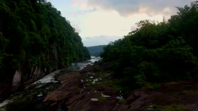 印度喀拉拉邦瀑布附近山的河流流动侧