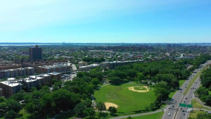 布朗克斯动物园和植物园空中天桥的航拍画面