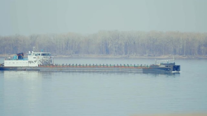 货物驳船漂浮在河上。水运。特写。