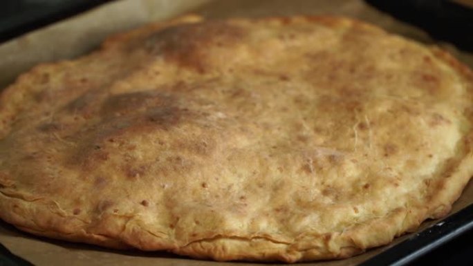 关闭大面包馅饼和奶酪Khachapuri在热烤箱中烘烤。东方美食。