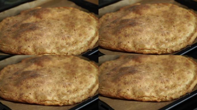 关闭大面包馅饼和奶酪Khachapuri在热烤箱中烘烤。东方美食。