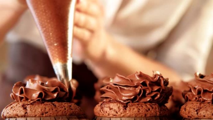 鞭子滚边技巧糖果巧克力纸杯蛋糕