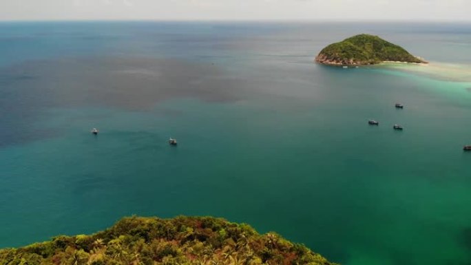 空中无人机视图小Koh马岛，Ko Phangan泰国。夏日，湄公海滩，异国海岸全景景观。珊瑚之间的沙