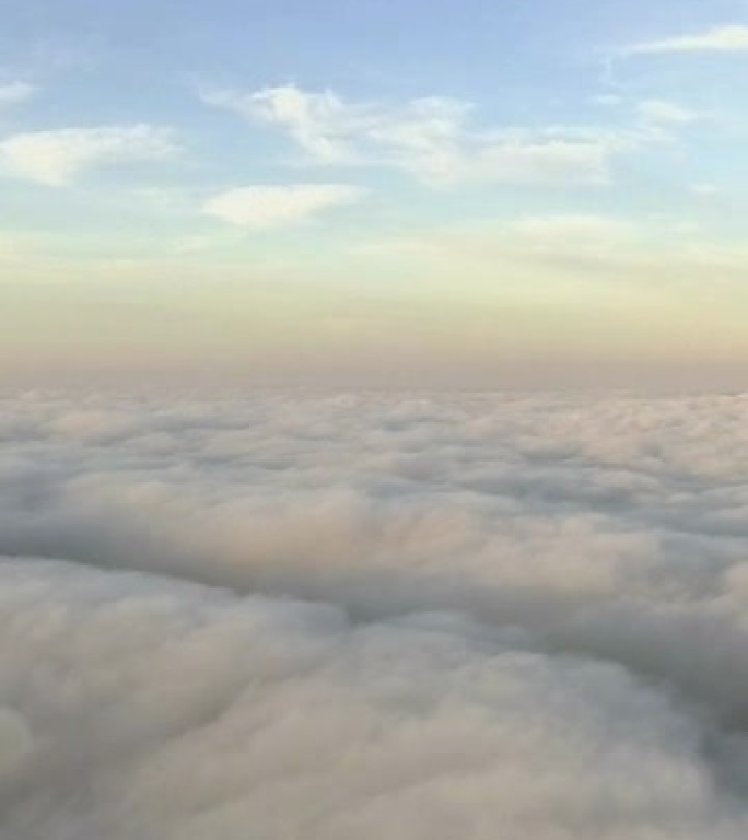 垂直视频。从飞机上看云层。飞越地球
