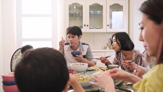 多代台湾家庭在家聚餐