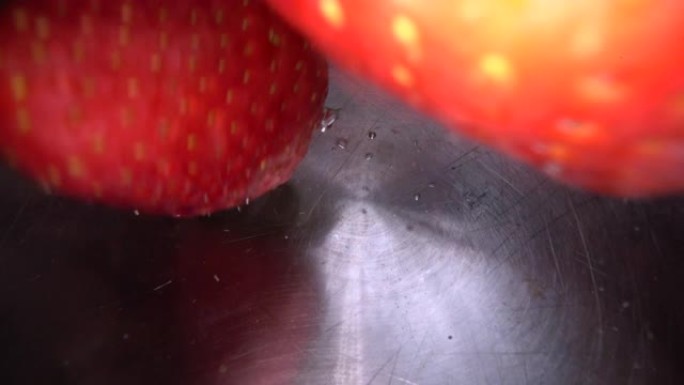 将新鲜草莓倒入水中的水下镜头