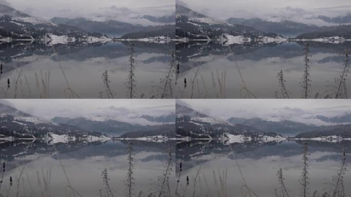 迷雾山脉映在湖上