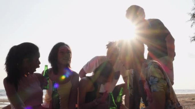 亚洲青少年团体喝饮料，一起坐在海边，夏天有日落背景。青年亚洲快乐情感和周年庆典。4k分辨率和慢动作。