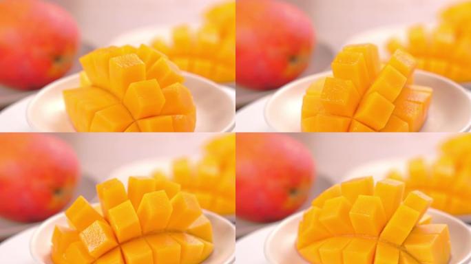 美丽的新鲜切碎的芒果，展示在旋转的白色盘子上。