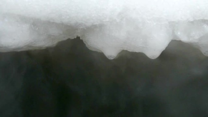 冰箱解冻期间，水滴从融化的冰中滴落