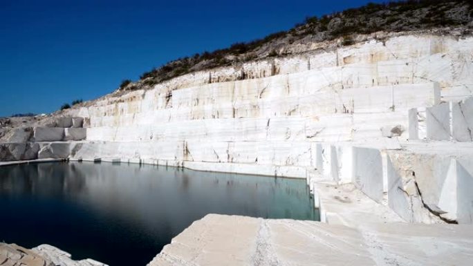 美丽的大理石湖，棉花堡。这是一座古老的大理石矿，由于具有其作用的性质而被废弃