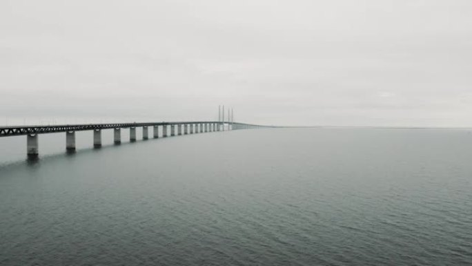 波罗的海上空厄勒海峡大桥的鸟瞰图。