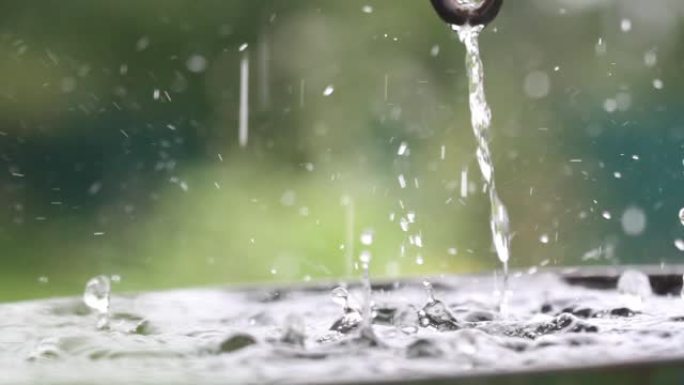 雨滴落在水面上。