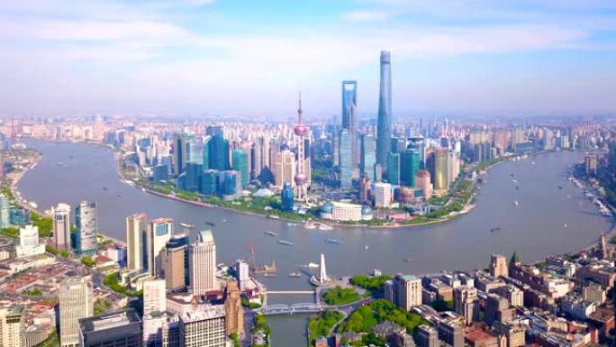 在中国黄浦江的上海市中心，摩天大楼和高层办公楼的鸟瞰图。亚洲智慧城市金融区及商务中心中午