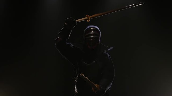 剑道战士与武士刀一起练习武术的特写镜头。慢动作
