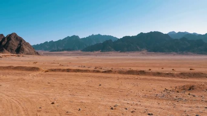 埃及的沙漠。埃及山脉和岩石的沙漠全景