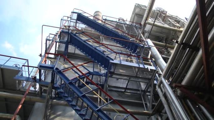金属楼梯蓝色。催化剂，工厂。工业区，炼油设备，炼油厂工业管道的特写。