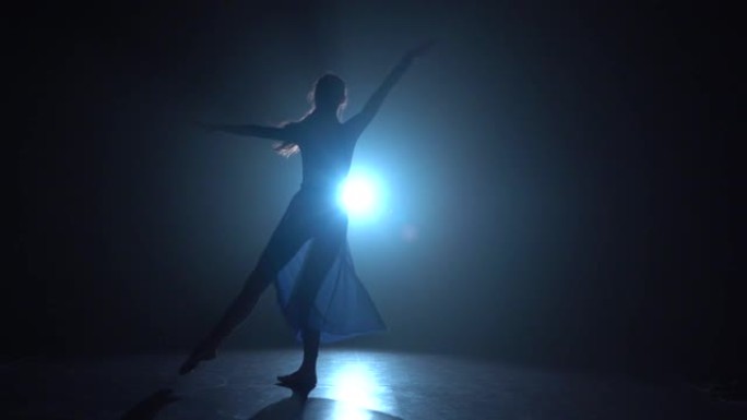 一位美丽的运动型芭蕾舞演员的慢动作跳舞现代芭蕾舞