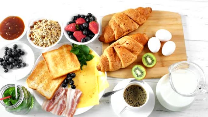 供应白色木桌全新鲜美味早晨健康早餐食品顶视图